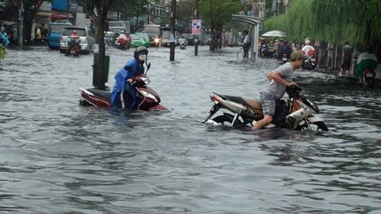 Cứu hộ xe máy ngập nước quận Bình Thạnh
